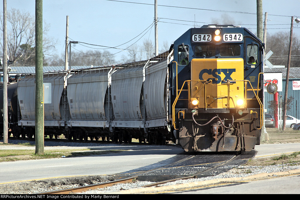 CSX 6942 and 2305 Turning on to Russell Street